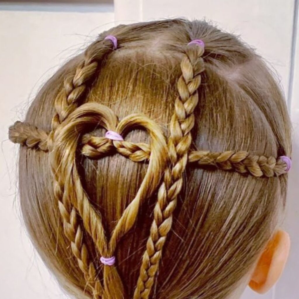 Una joven con trenzas en el cabello, con una trenza en forma de corazón, se ve adorable y encantadora.